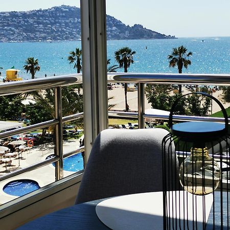 Spacieux Appartement Rose Front Mer Et Piscine Росес Екстериор снимка