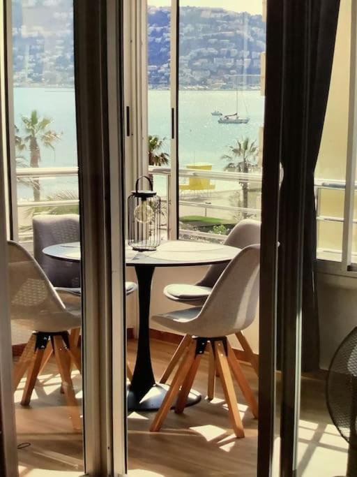 Spacieux Appartement Rose Front Mer Et Piscine Росес Екстериор снимка