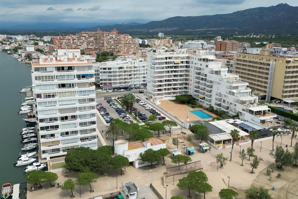 Spacieux Appartement Rose Front Mer Et Piscine Росес Екстериор снимка