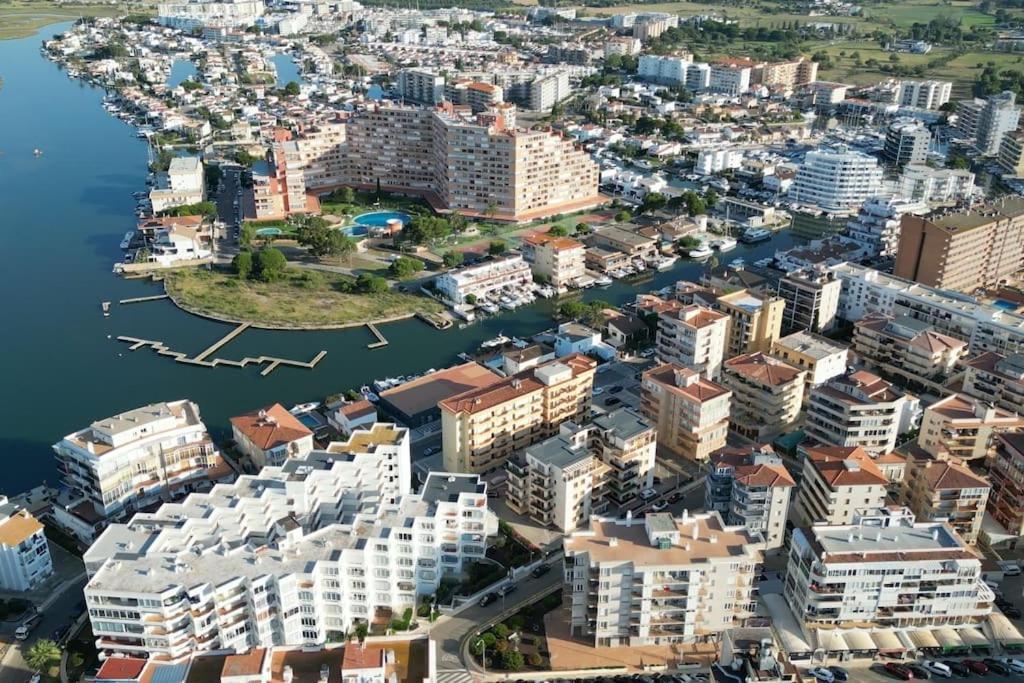Spacieux Appartement Rose Front Mer Et Piscine Росес Екстериор снимка