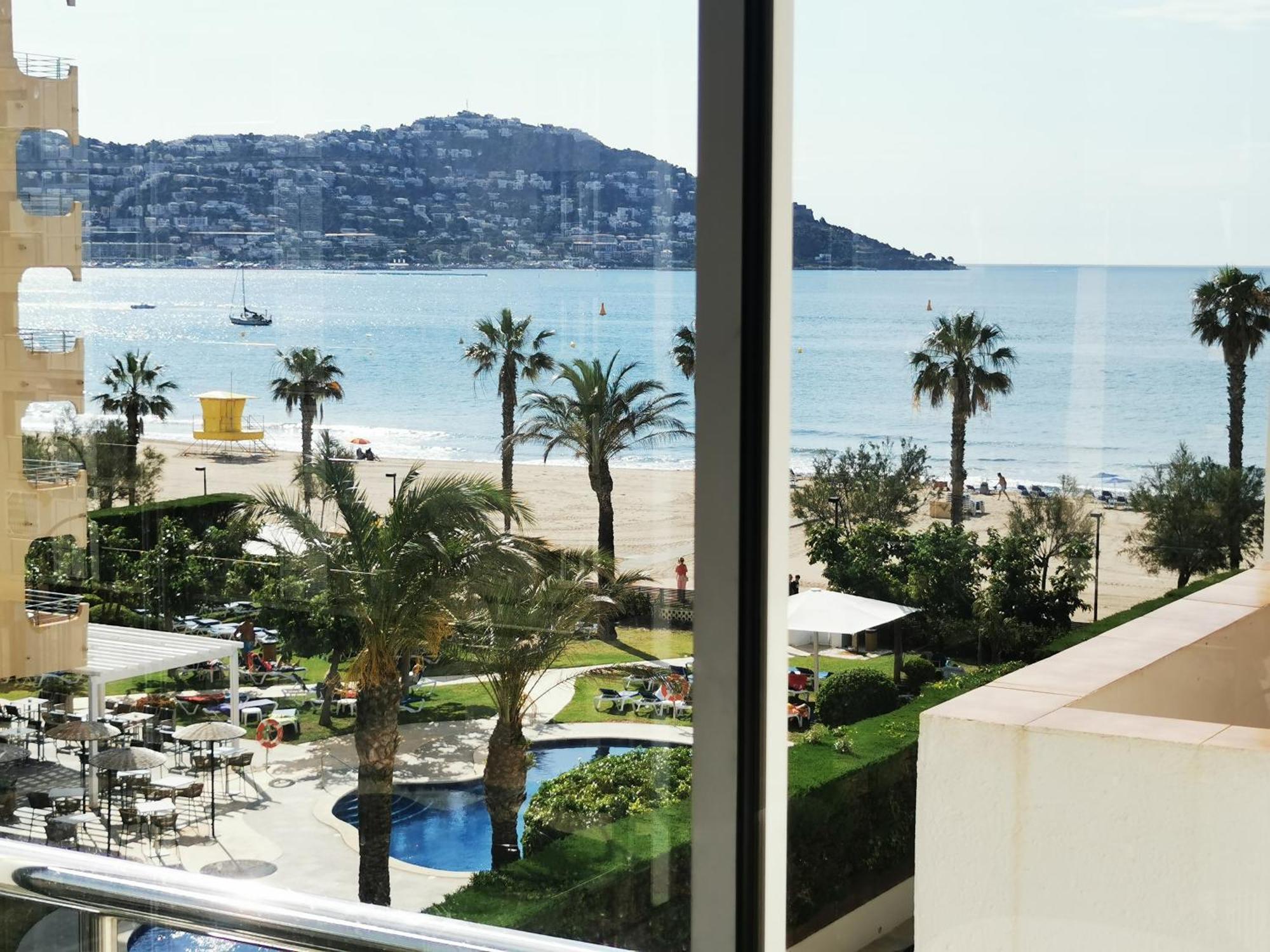 Spacieux Appartement Rose Front Mer Et Piscine Росес Екстериор снимка