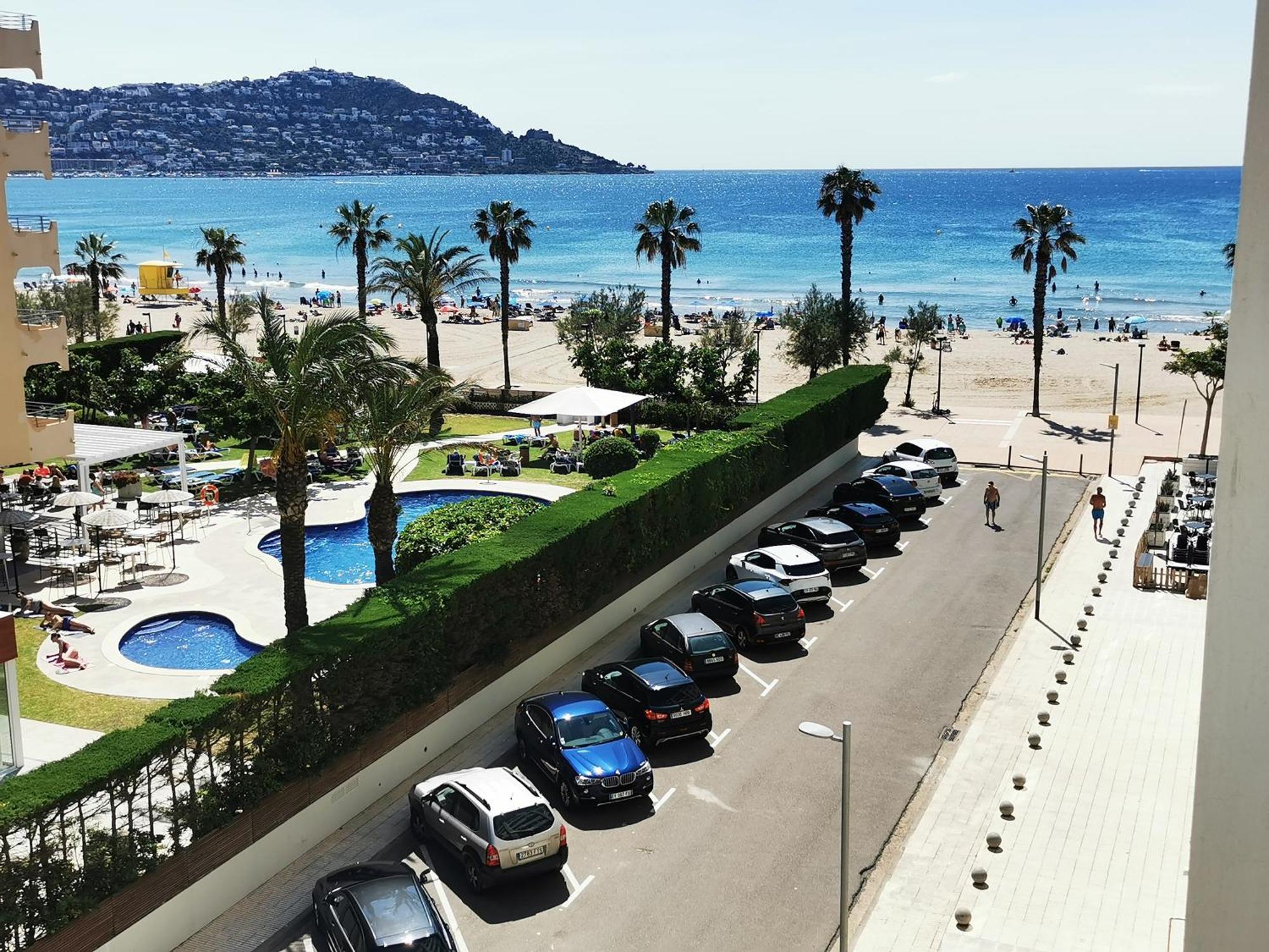 Spacieux Appartement Rose Front Mer Et Piscine Росес Екстериор снимка