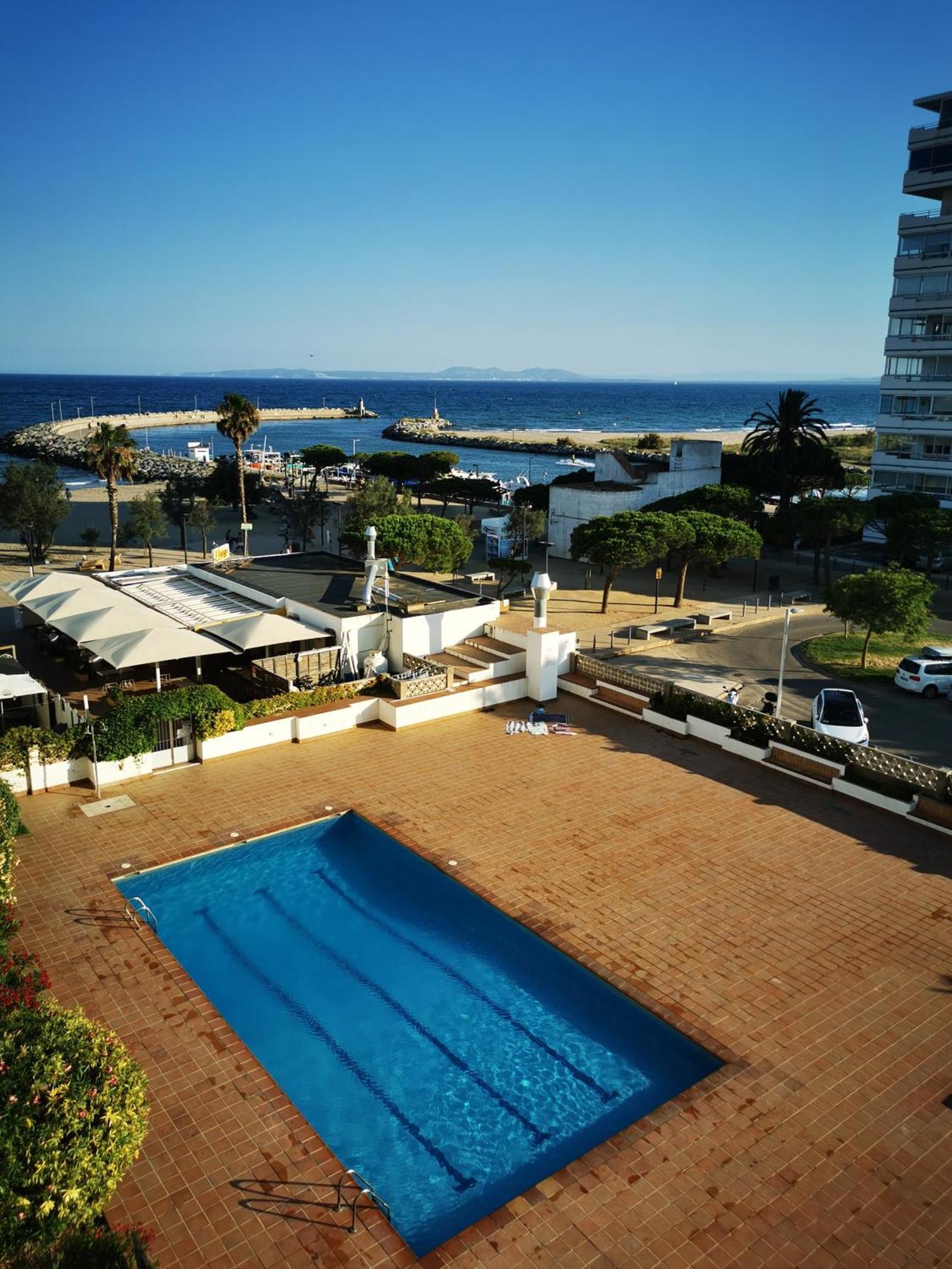 Spacieux Appartement Rose Front Mer Et Piscine Росес Екстериор снимка