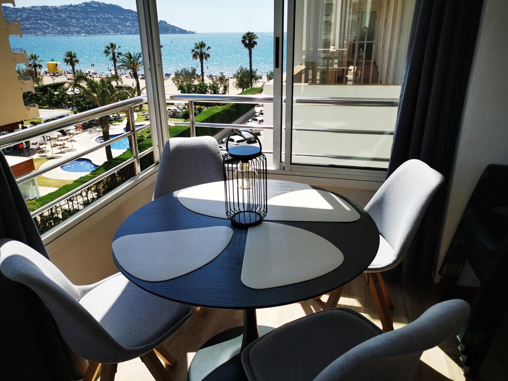 Spacieux Appartement Rose Front Mer Et Piscine Росес Екстериор снимка
