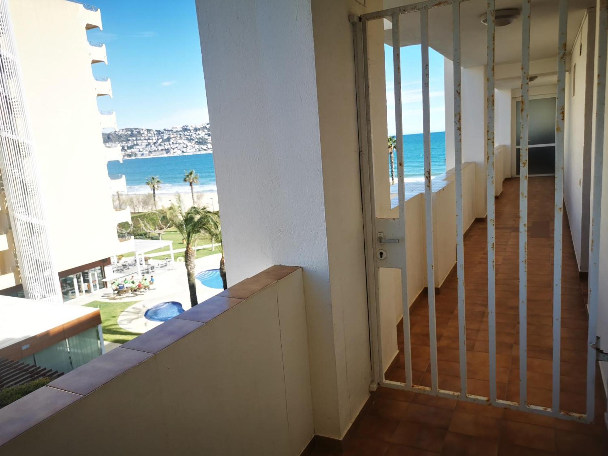 Spacieux Appartement Rose Front Mer Et Piscine Росес Екстериор снимка